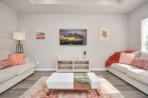 Newly renovated 3 Bed W/ Free Parking & Backyard